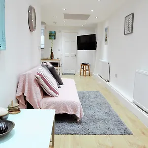 Newly Refurbished 2 Bedroom In The Heart Of Greenwich Apartment